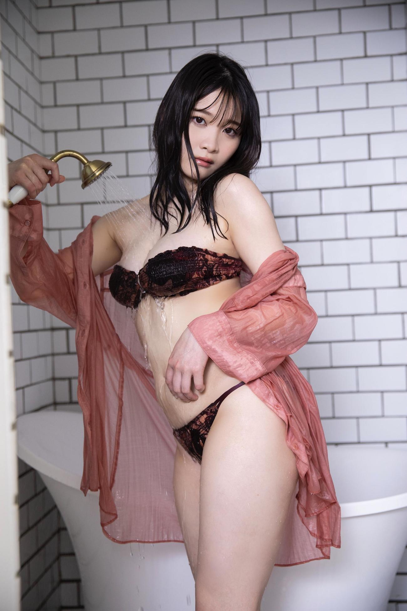 「BUBKA」で水着グラビアを披露している五十嵐早香　撮影：幸田昌之(C)白夜書房
