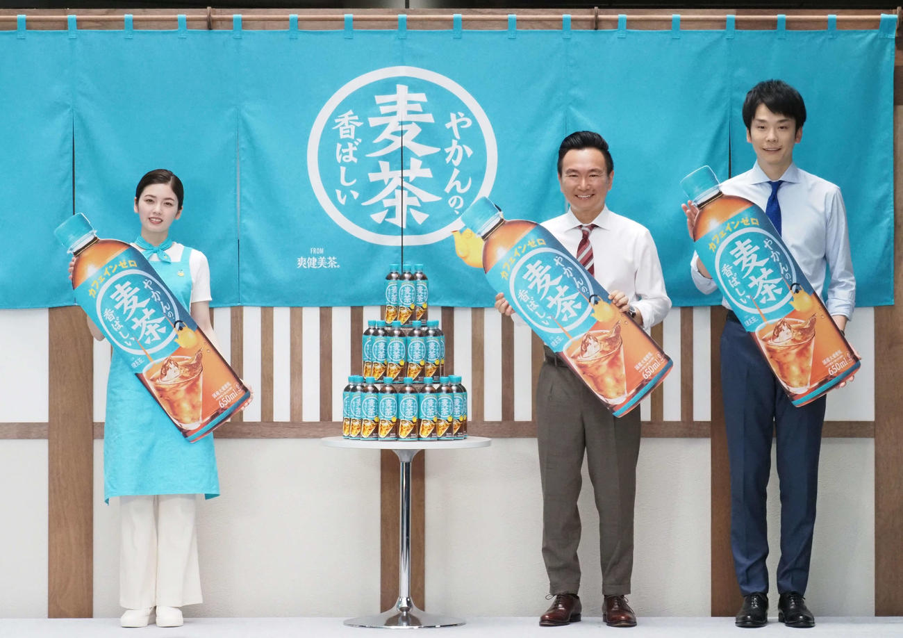 やかんの麦茶ゴクゴク体験イベント開催記念PR発表会に出席した、左から小芝風花、かまいたちの山内健司、濱家隆一（撮影・遠藤尚子）