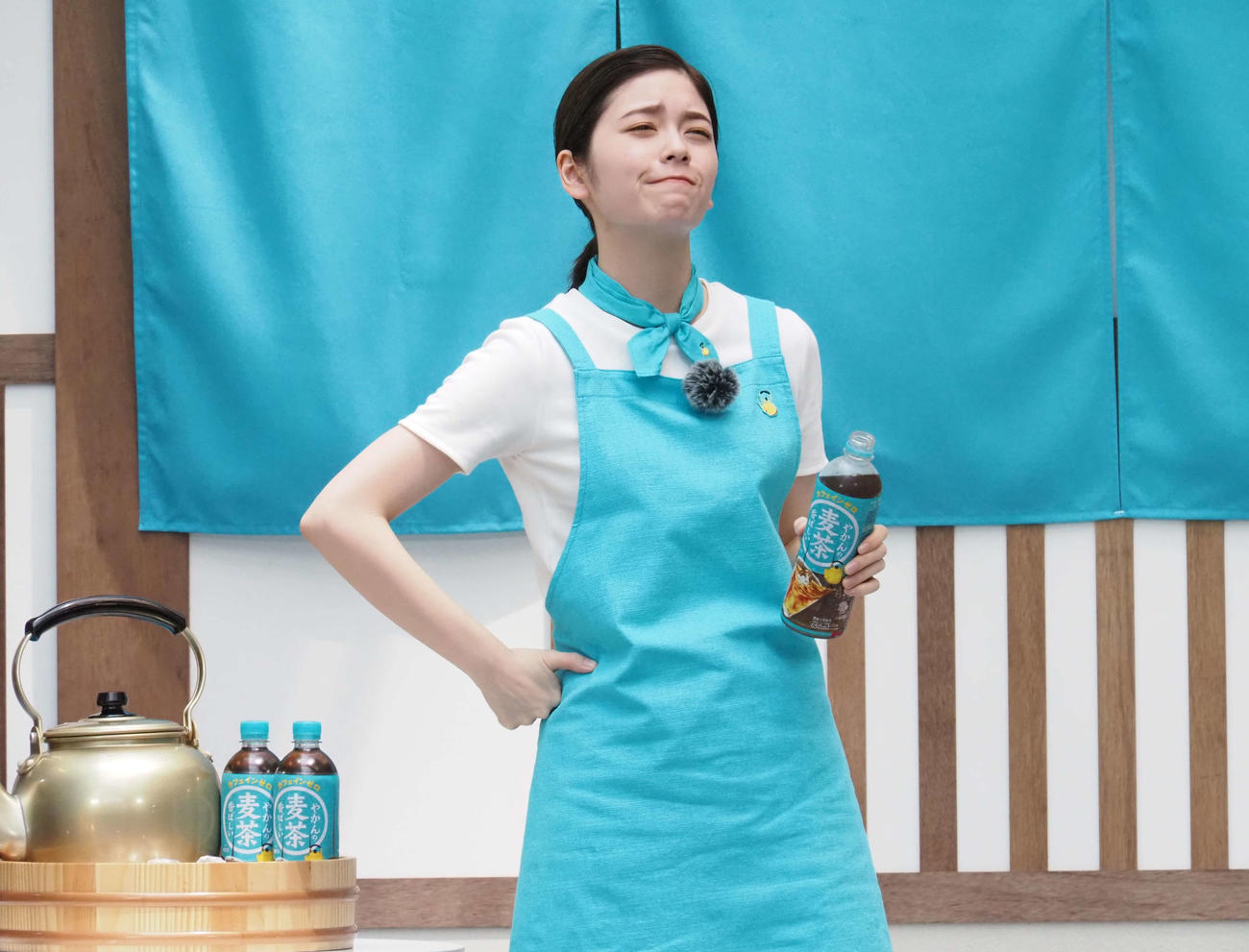 麦茶を飲み、おいしそうな表情を見せる小芝風花（撮影・遠藤尚子）