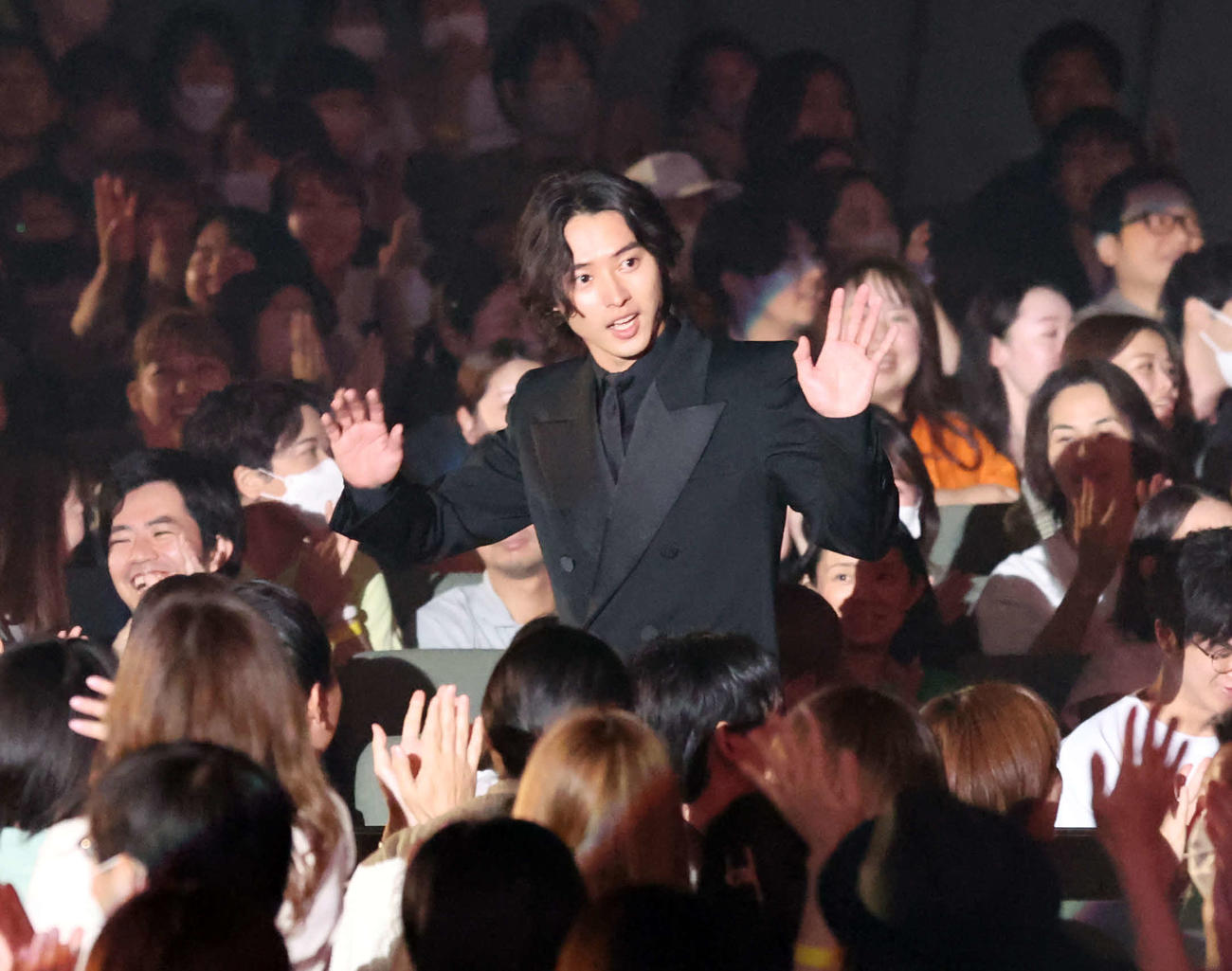 映画「キングダム運命の炎」ワールドプレミアでファンに手を振り登壇する山崎賢人（撮影・宮地輝）