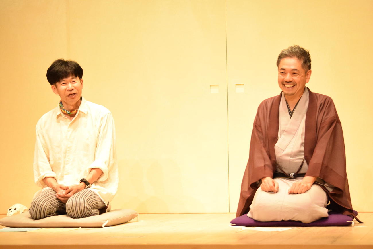 怪談話に自信たっぷりの桂春蝶と桂歌之助（左）（撮影・阪口孝志）