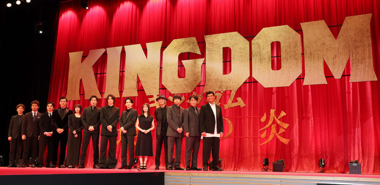映画「キングダム運命の炎」ワールドプレミアで記念撮影する登壇者、左から佐藤信介監督、三浦貴大、岡山天音、要潤、清野菜名、大沢たかお、山崎賢人、吉沢亮、橋本環奈、佐藤浩市、山田裕貴、片岡愛之助、高嶋政宏（撮影・宮地輝）