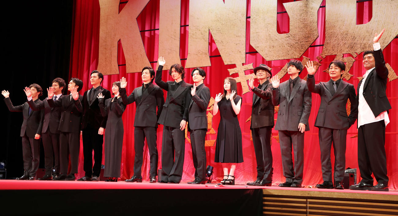 映画「キングダム運命の炎」ワールドプレミアで手を振る登壇者、左から佐藤信介監督、三浦貴大、岡山天音、要潤、清野菜名、大沢たかお、山崎賢人、吉沢亮、橋本環奈、佐藤浩市、山田裕貴、片岡愛之助、高嶋政宏（撮影・宮地輝）