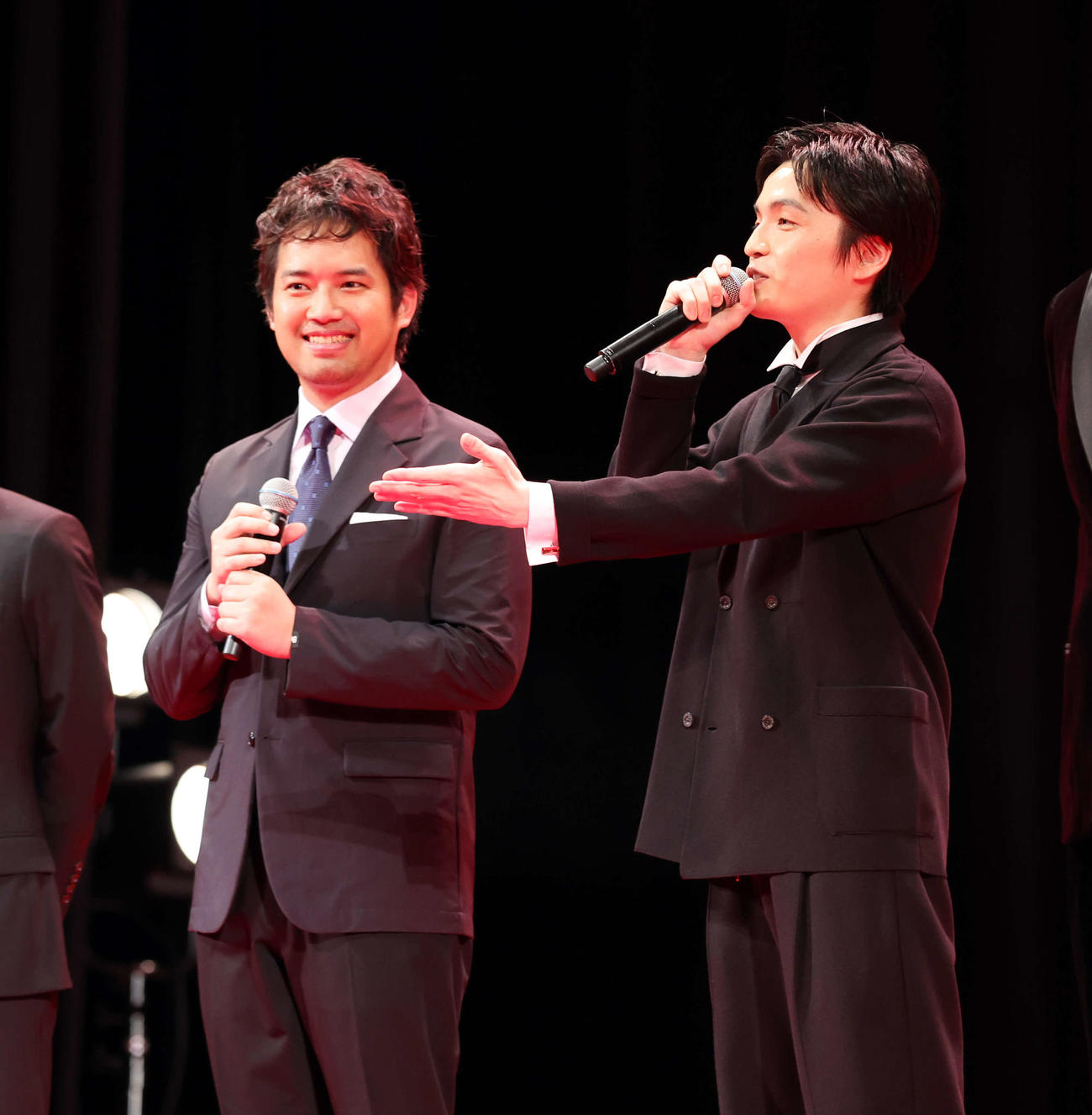 映画「キングダム運命の炎」ワールドプレミアで笑顔で話す三浦貴大（左）と岡山天音（撮影・宮地輝）