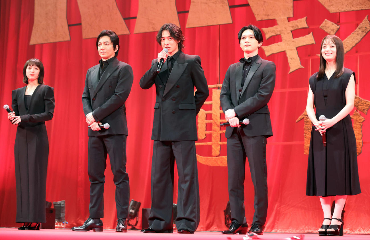 映画「キングダム運命の炎」ワールドプレミアの登壇者、左から清野菜名、大沢たかお、山崎賢人、吉沢亮、橋本環奈（撮影・宮地輝）