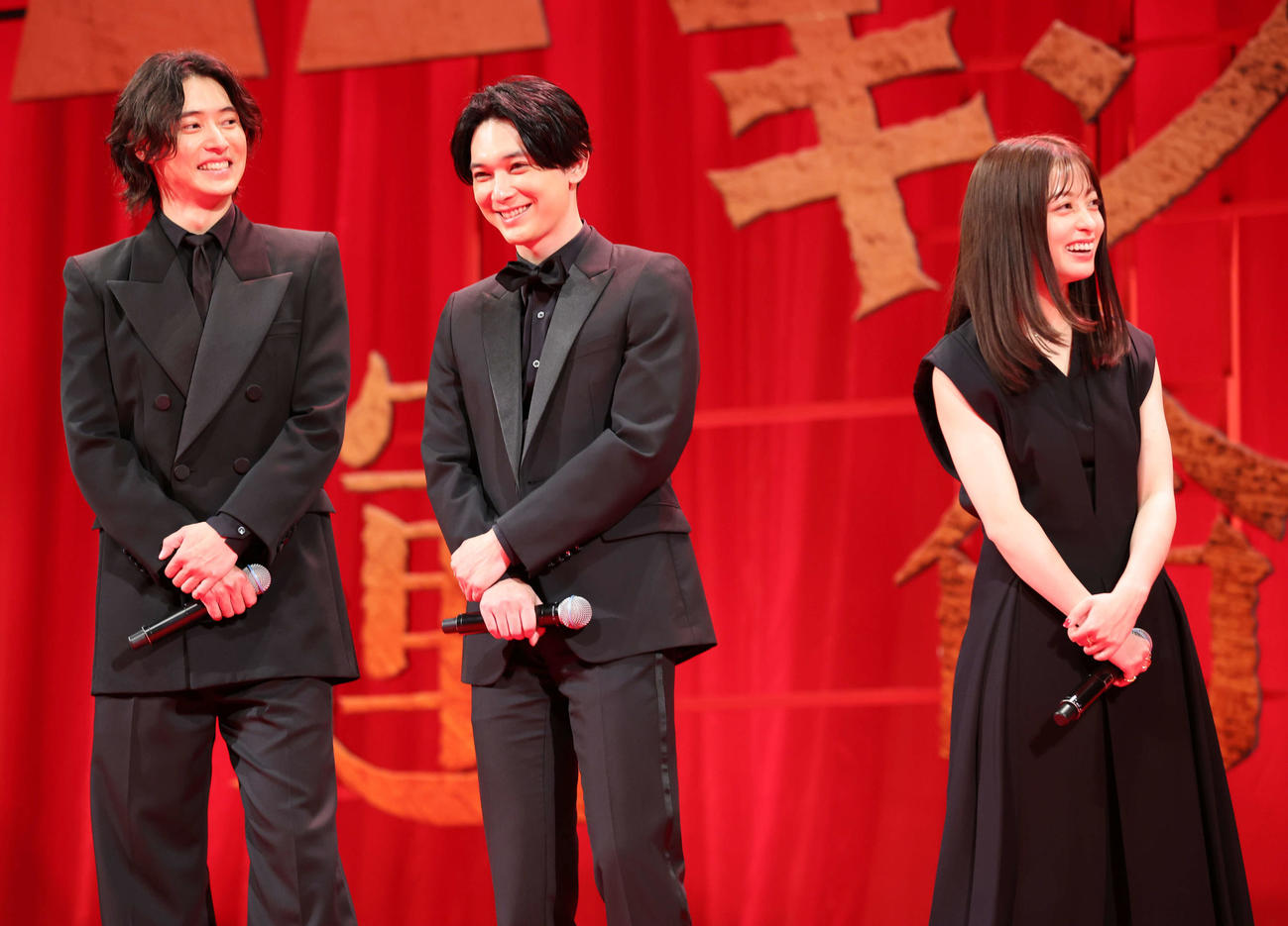映画「キングダム運命の炎」ワールドプレミアで笑顔を見せる山崎賢人（左）、吉沢亮（中央）、橋本環奈（撮影・宮地輝）