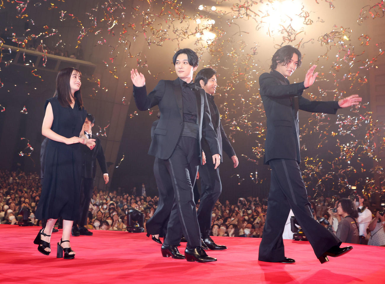 映画「キングダム運命の炎」ワールドプレミアでランウエーを歩く登壇者。左から橋本環奈、吉沢亮、大沢たかお、山崎賢人（撮影・宮地輝）