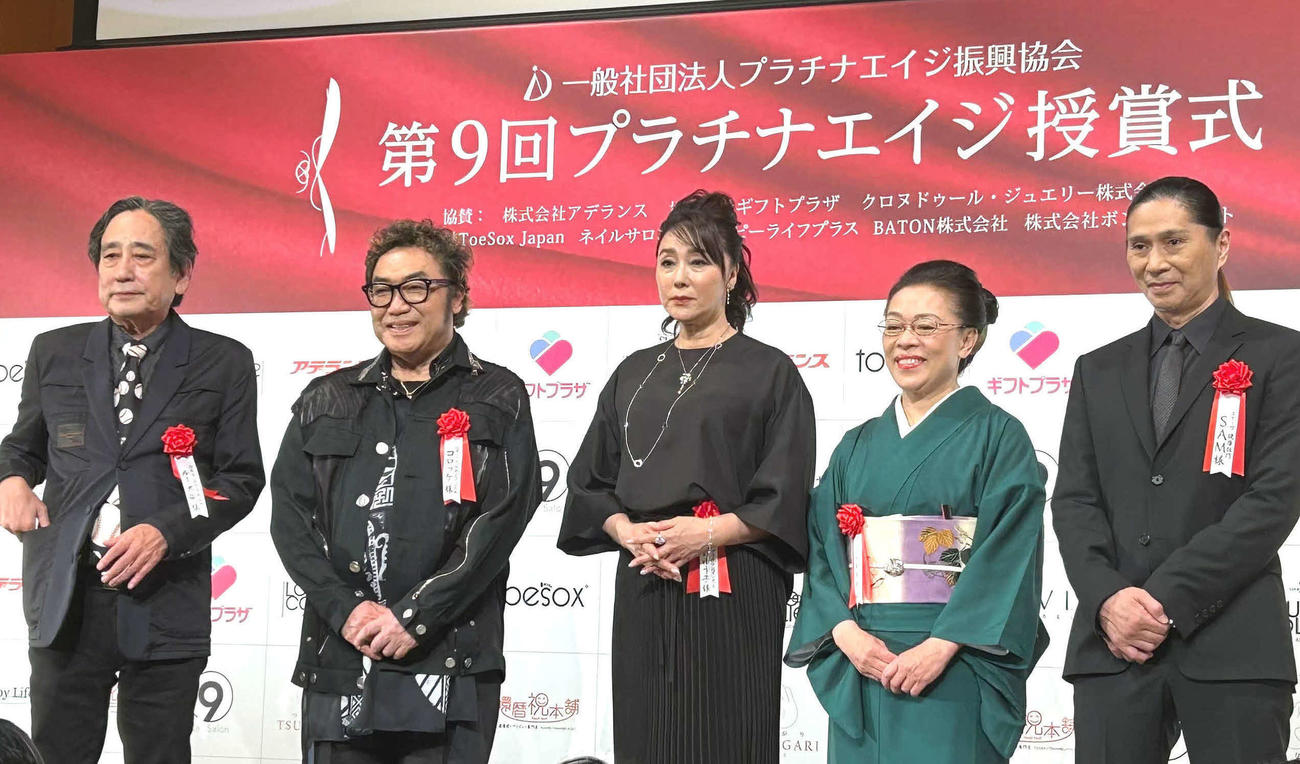 「第9回プラチナエイジ授賞式」に出席した、左からルー大柴、コロッケ、浅野ゆう子、柴田理恵、SAM