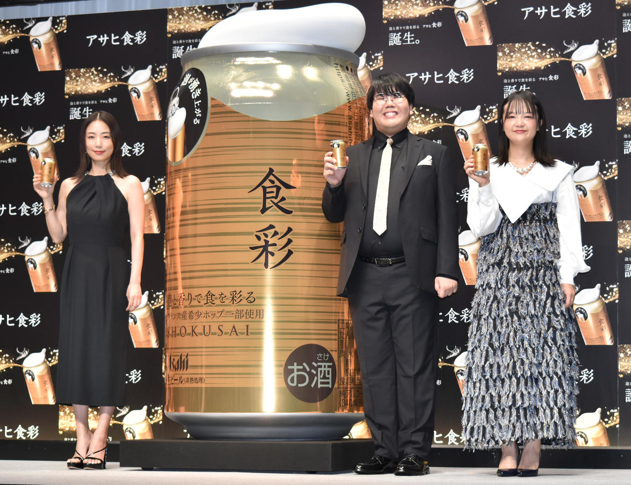 アサヒ新ブランド「アサヒ食彩」発表会に出席したMEGUMI（左）と蛙亭の中野周平とイワクラ