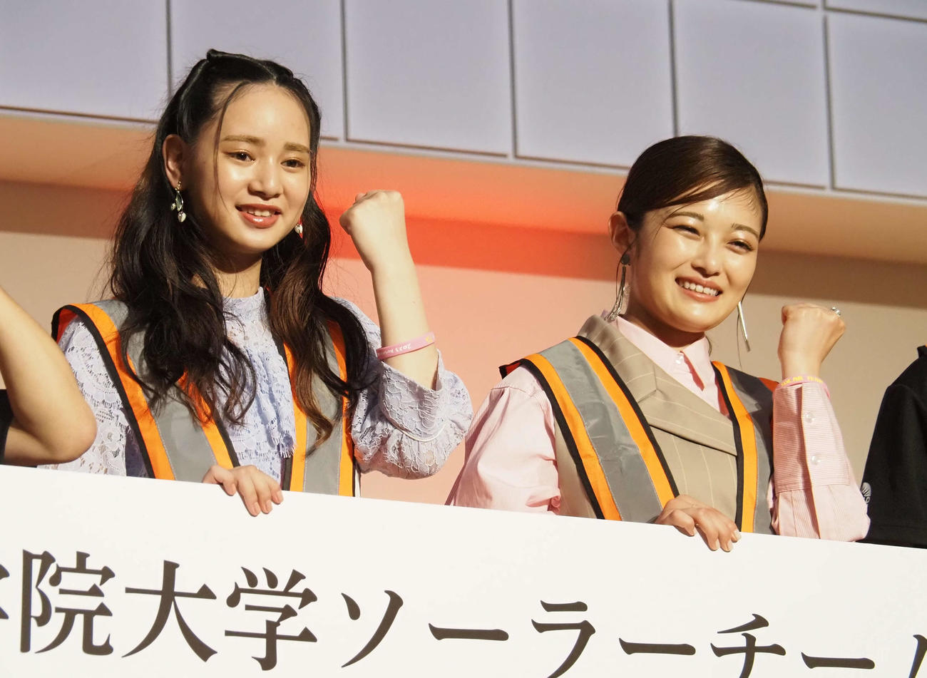 「工学院大学ソーラーチーム　2023世界大会出場　新車両Koga発表会」に出席した宮城弥生（左）と井上咲楽（撮影・遠藤尚子）