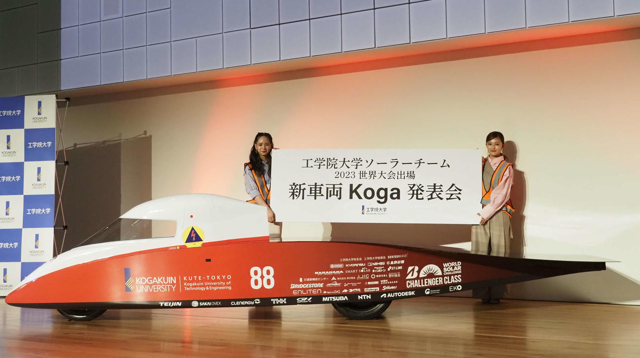 ソーラーカーと記念撮影する宮城弥生（左）と井上咲楽（撮影・遠藤尚子）