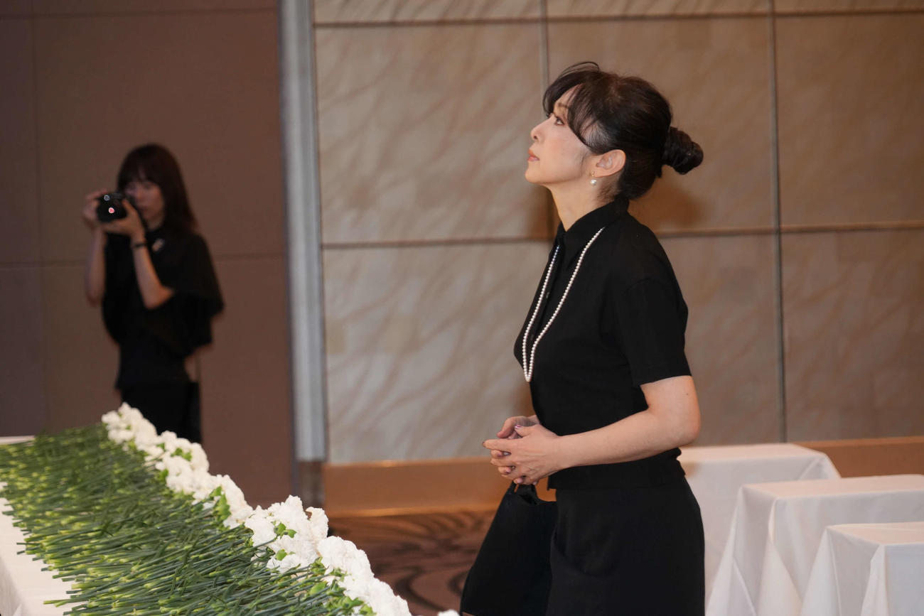 東映元社長の手塚治さんのお別れ会に参列した斉藤由貴