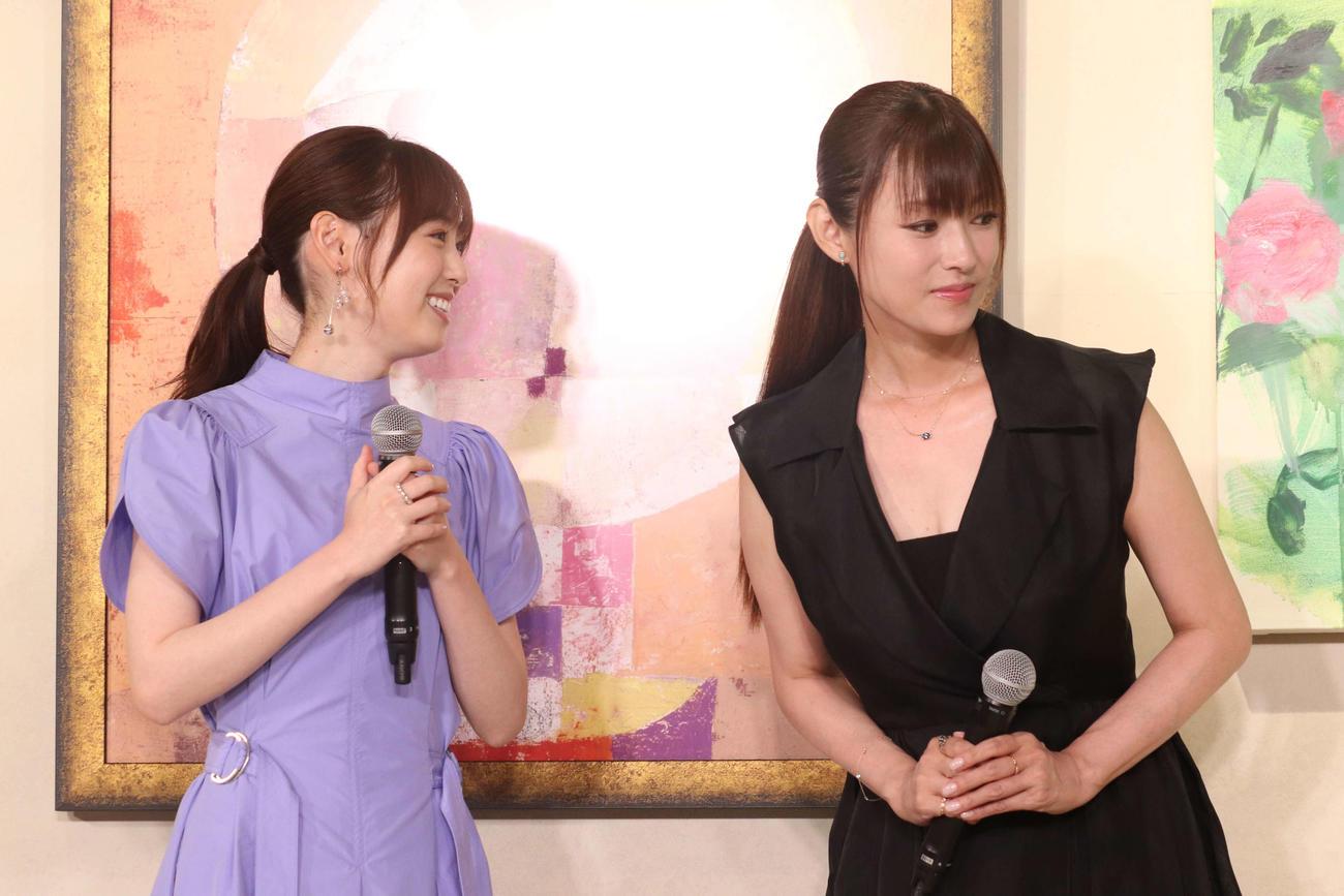TBS系連続ドラマ「18／40～ふたりなら夢も恋も～」制作発表で絵画に興味津々の福原遥（左）深田恭子（撮影・加藤理沙）