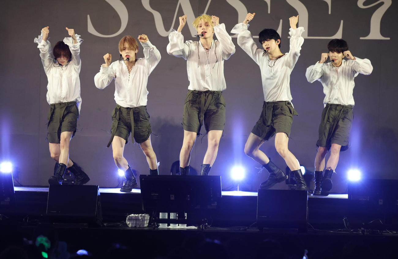 楽曲を披露するTOMORROW X TOGETHER、左からBEOMGYU、YEONJUN、HUENINGKAI、SOOBIN、TAEHYUN（撮影・中島郁夫）