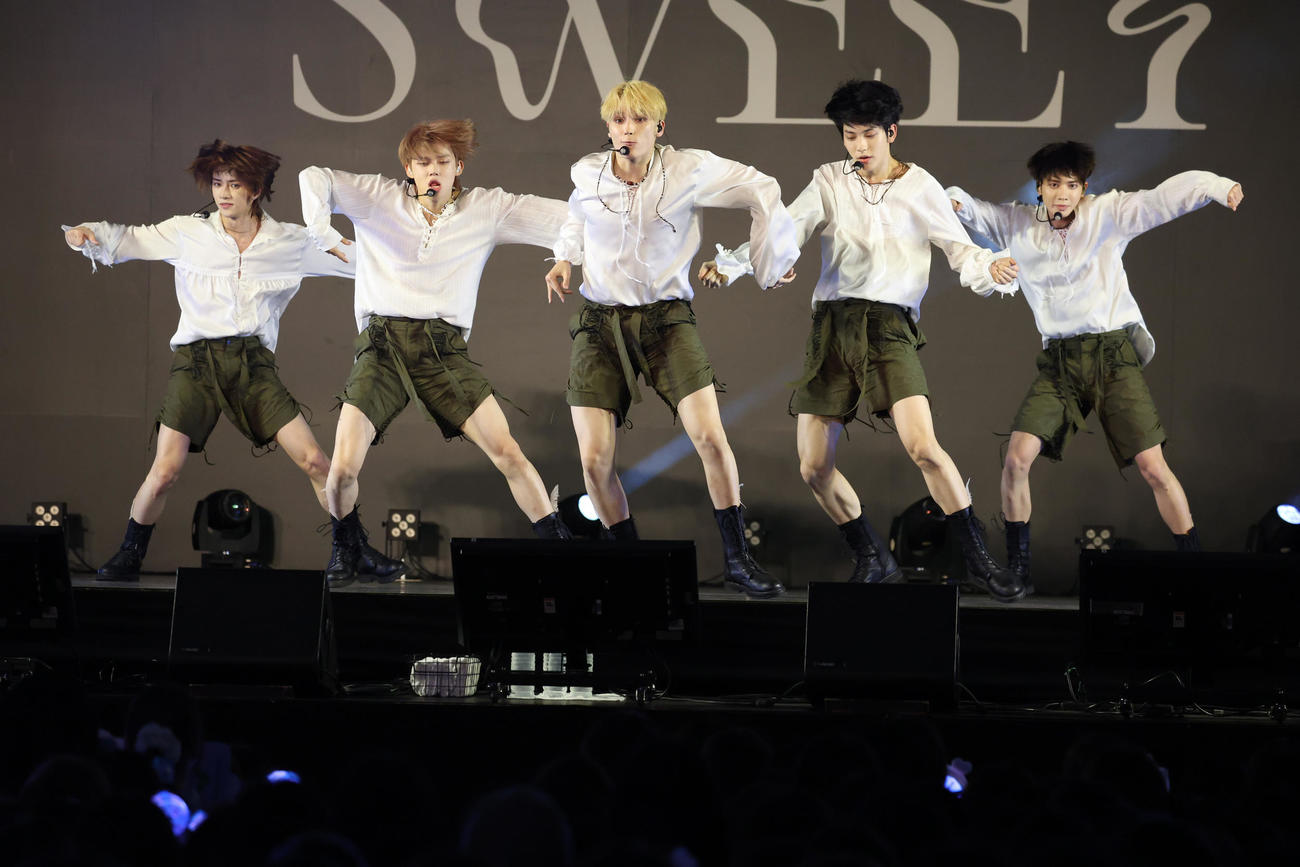 楽曲を披露するTOMORROW X TOGETHER。左からBEOMGYU、YEONJUN、HUENINGKAI、SOOBIN、TAEHYUN（撮影・中島郁夫）