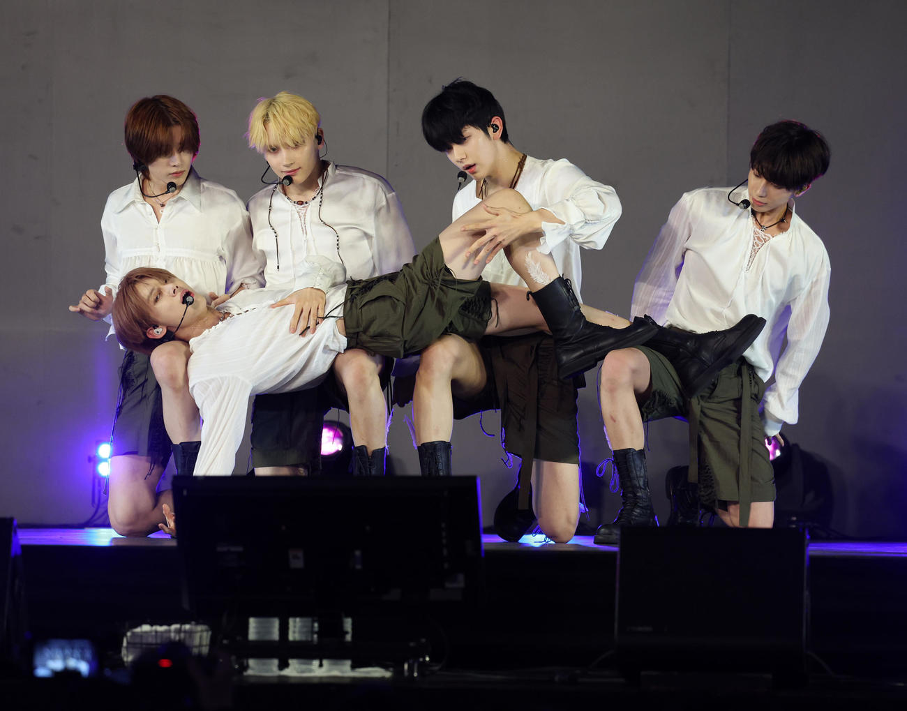 楽曲を披露するTOMORROW X TOGETHER。YEONJUN（手前）を抱きかかえる、左からBEOMGYU、HUENINGKAI、SOOBIN、TAEHYUN（撮影・中島郁夫）