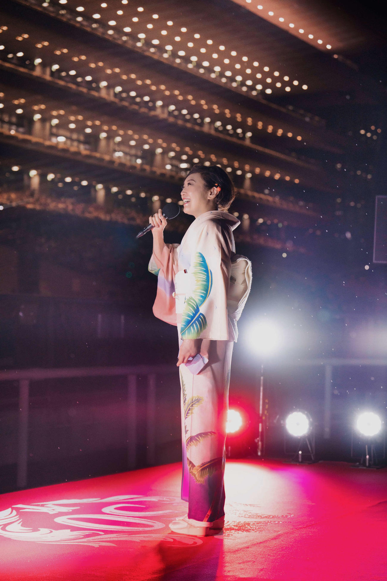 花火大会「Yuming 50th Anniversary～真夏の夜の夢～」にサプライズ登場した松任谷由実
