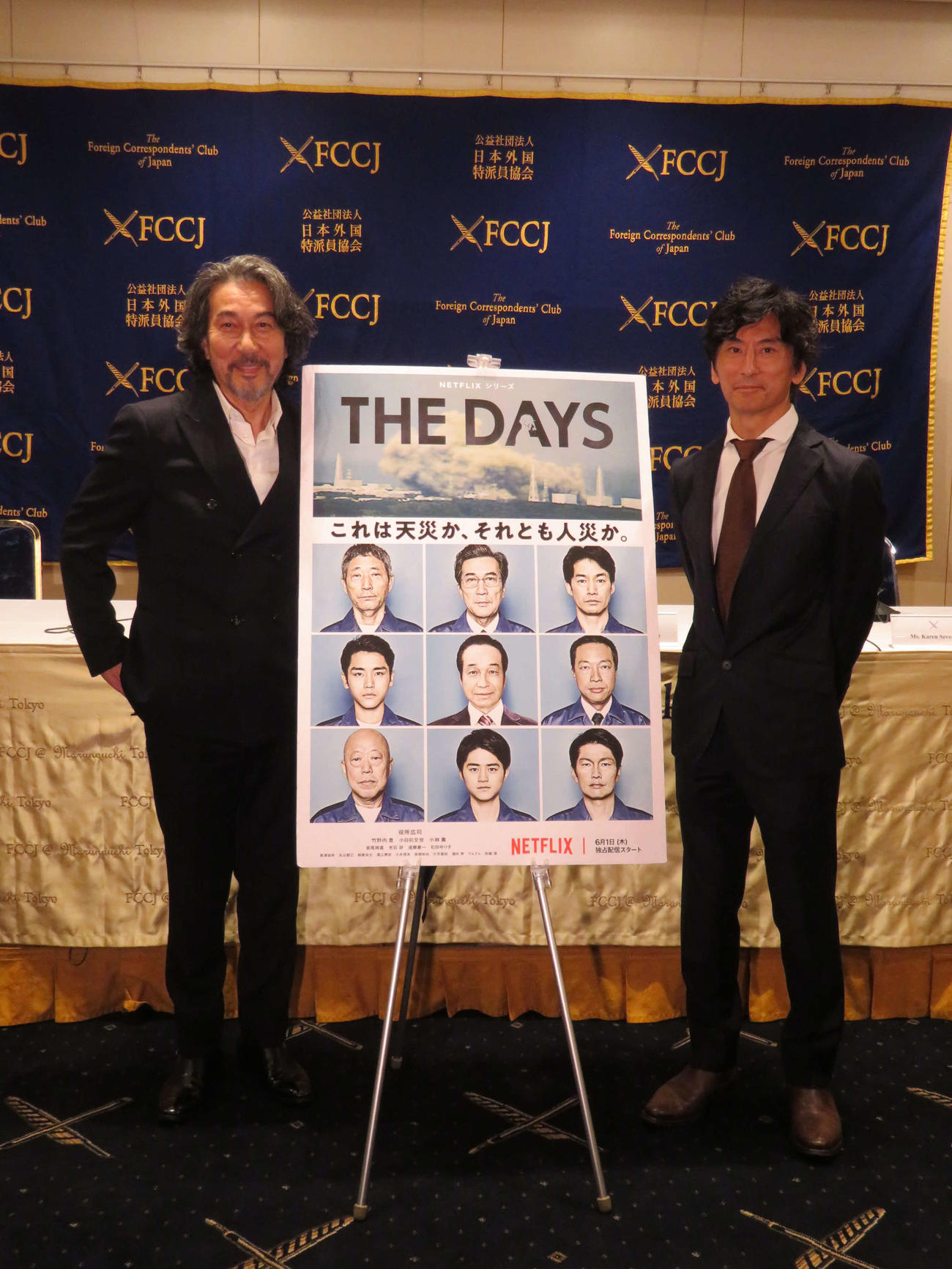 日本外国特派員協会で、Netflixのドラマシリーズ「THE DAYS」の会見を開いた、役所広司（左）と増本淳プロデューサー（撮影・村上幸将）