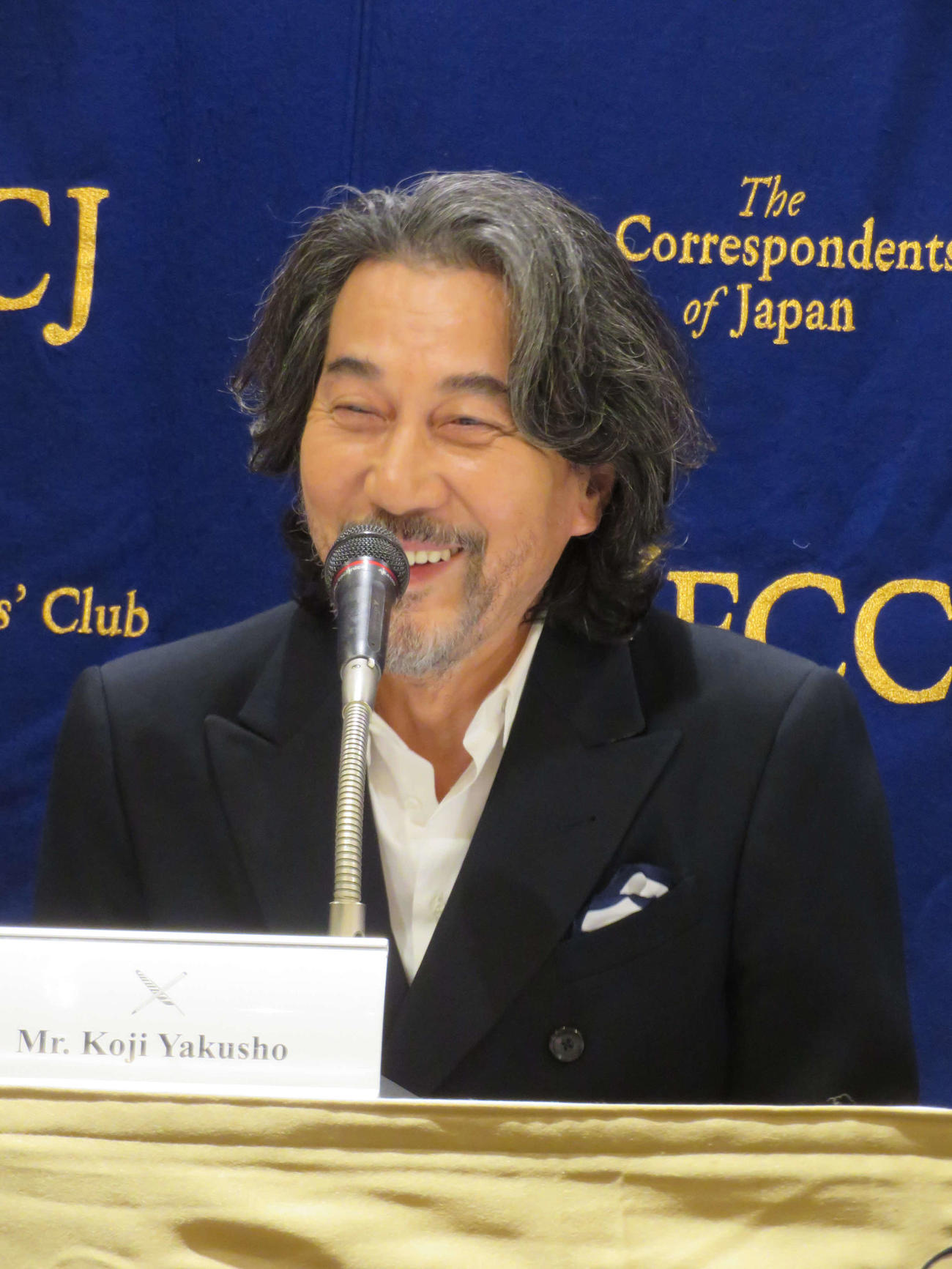 日本外国特派員協会で、Netflixのドラマシリーズ「THE DAYS」の会見を開き、笑顔の役所広司（撮影・村上幸将）