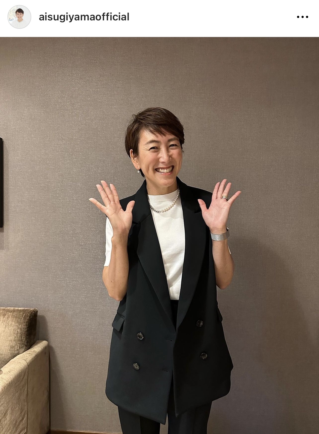笑顔でポーズをとる杉山愛さん（杉山愛さんのインスタグラムから）