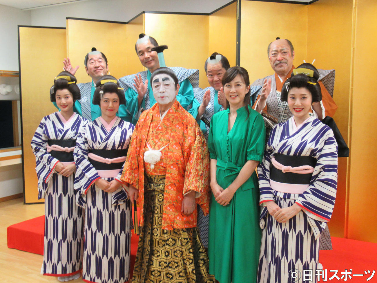 「志村魂」の取材会に登場した前列左から高嶋香帆、磯山さやか、志村けん、森尾由美、麻美ゆま。後列左から寺門ジモン、肥後克広、上島竜兵、桑野信義（2019年7月撮影）