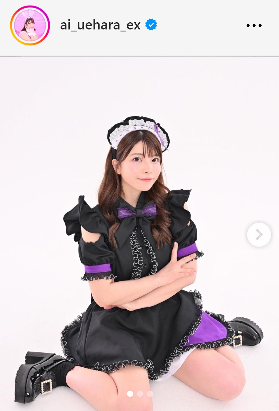 ブラックバージョンの衣装を着る上原亜衣（上原亜衣のインスタグラムから）