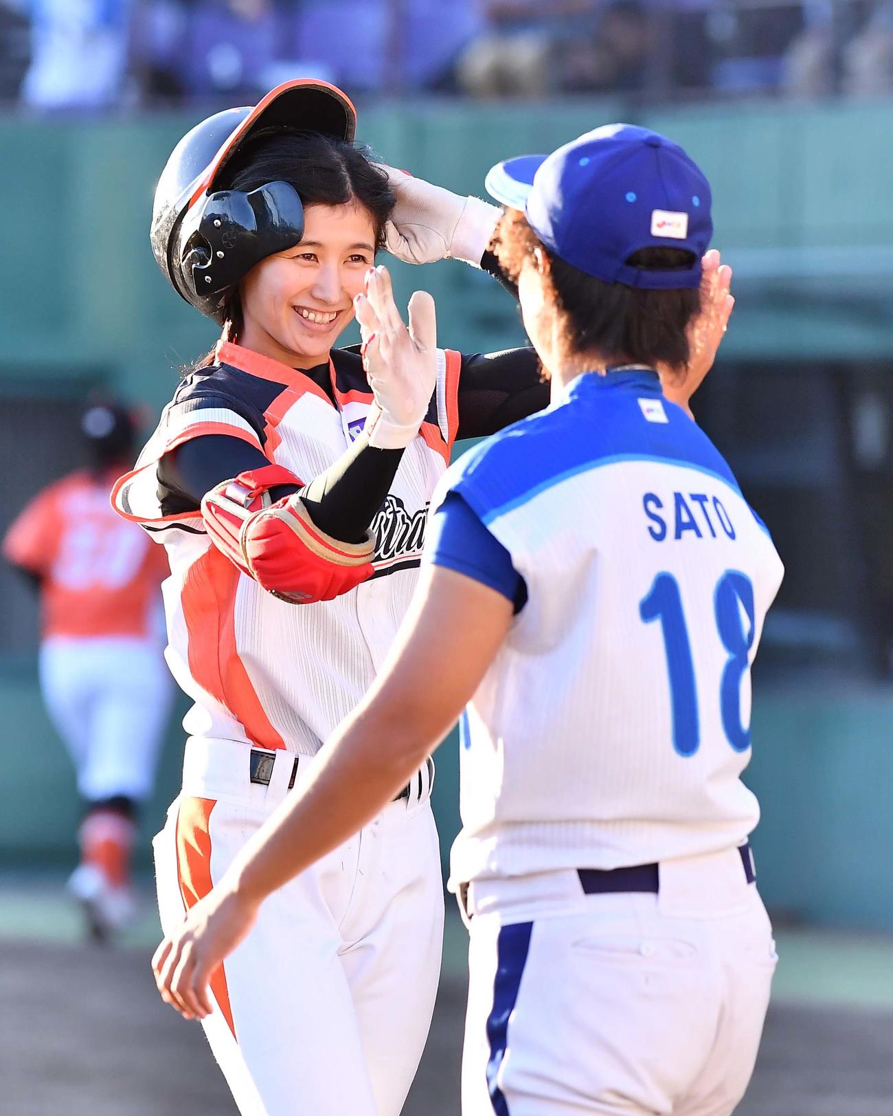 中前安打を放ち笑顔を見せる加藤優（2019年11月撮影）