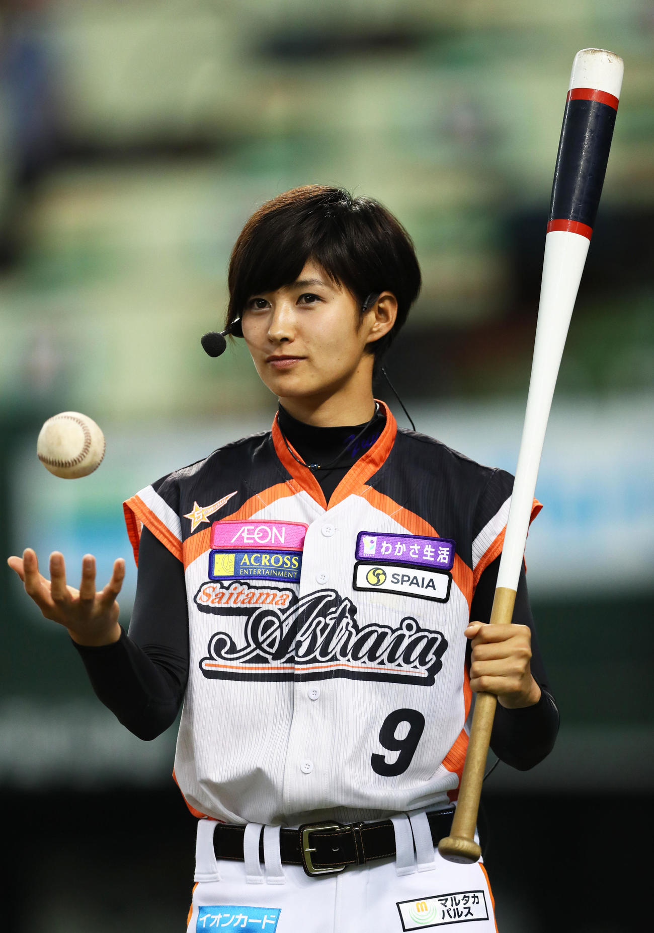 西武対DeNAの試合後イベントでノックを打つ加藤優（2017年6月撮影）