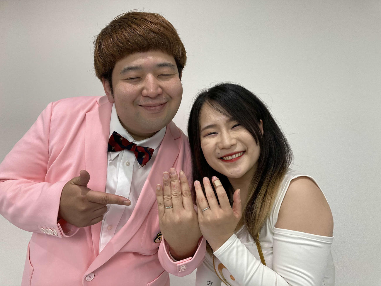 6日に婚姻届を提出し、結婚した、ぽっぽと、しみちゃむ