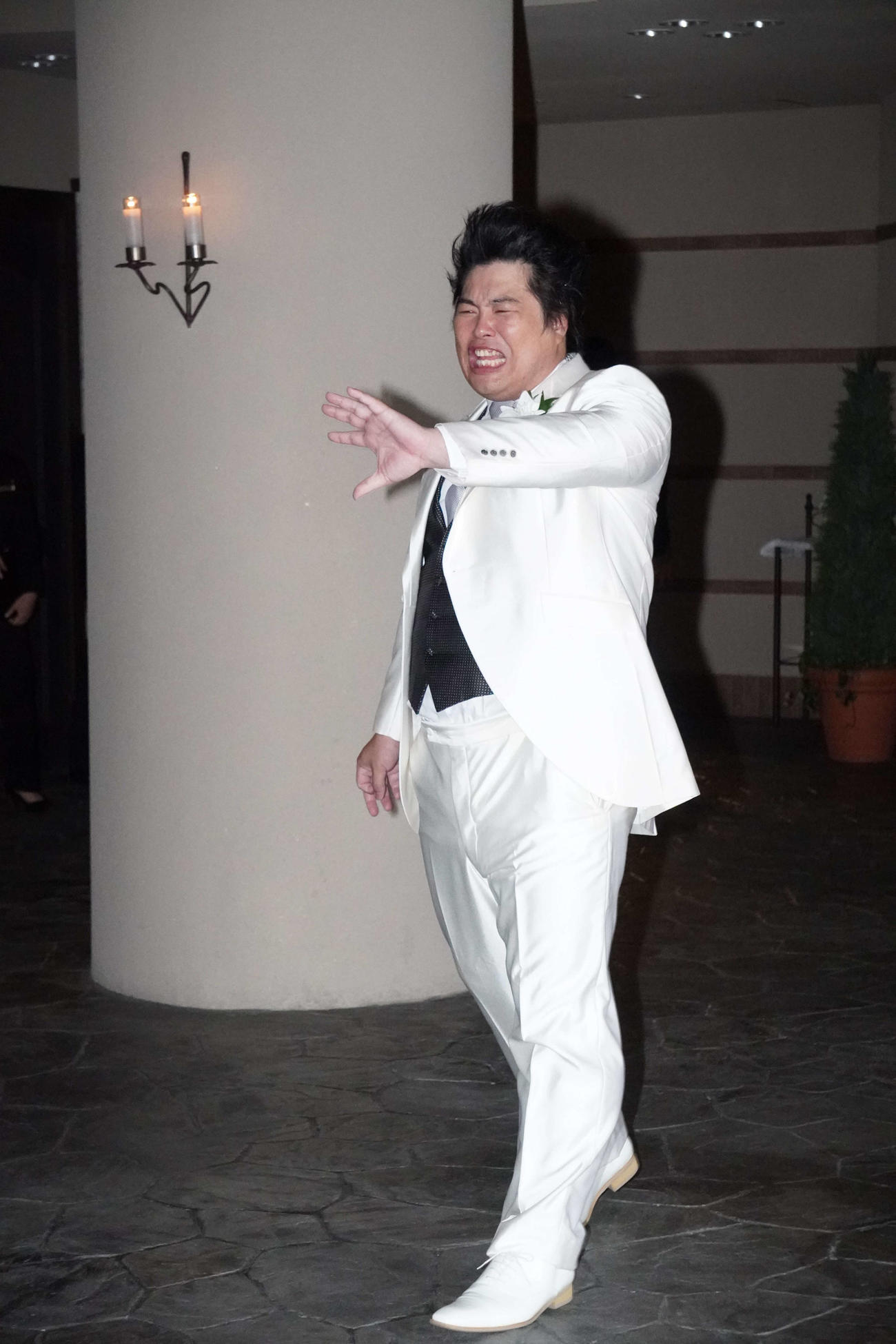 挙式を前に笑顔を見せるへずまりゅう（撮影・沢田直人）