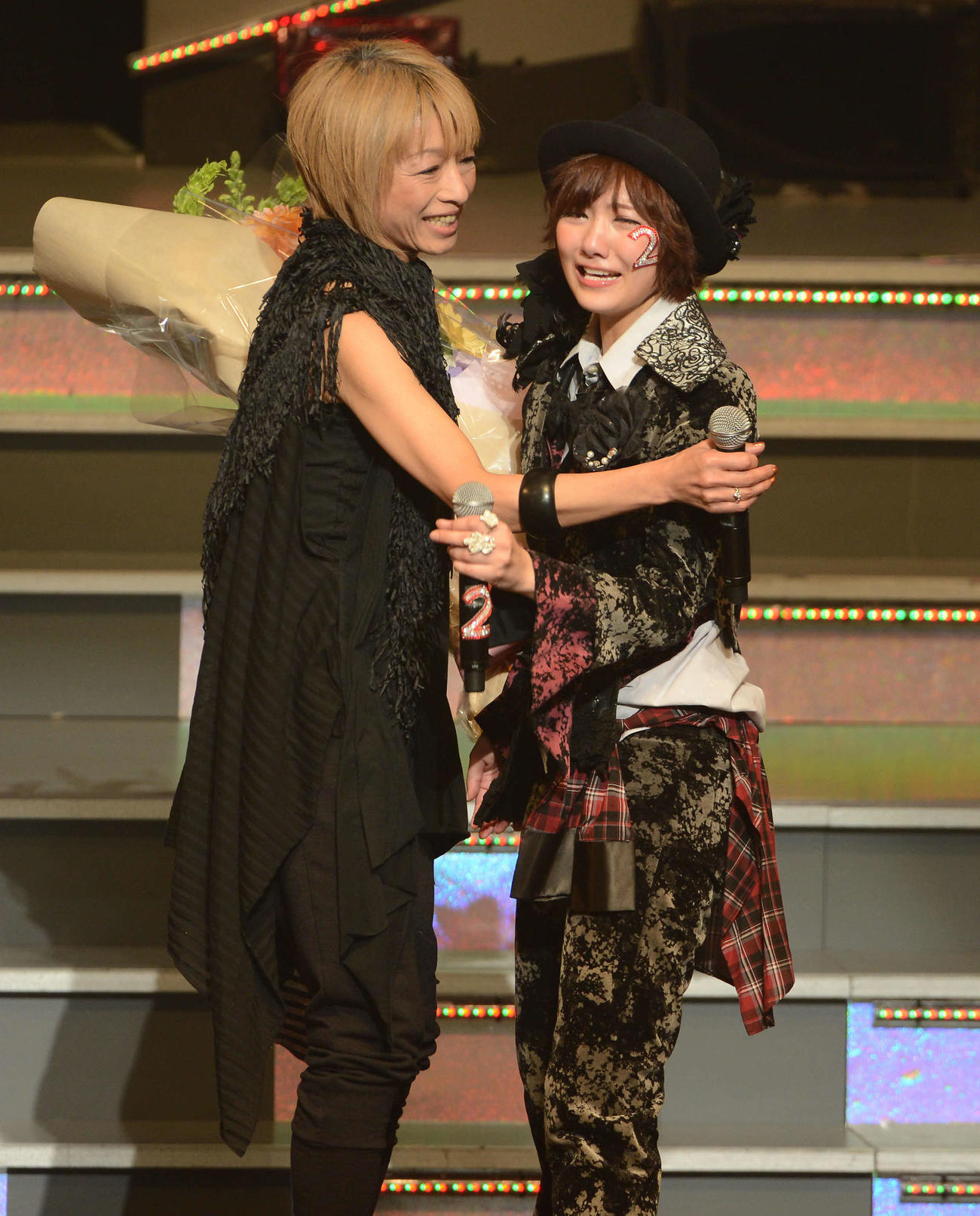2013年1月、AKB48リクエストアワーで2位になった宮沢佐江（右）は夏先生から祝福を受け涙を流す