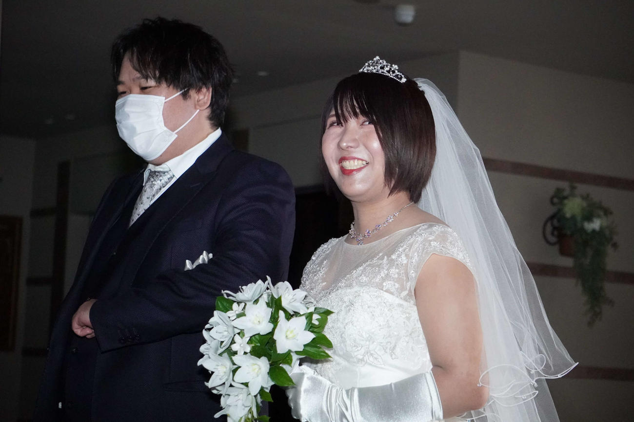 しーちゃん（右）の父親役としてヴァージンロードを歩いた暴露系配信者コレコレ（撮影・沢田直人）