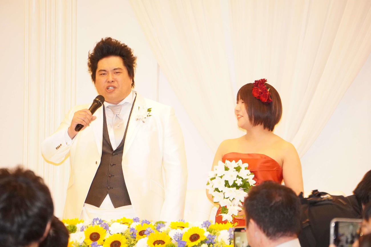 披露宴であいさつをしたへずまりゅう（左）（撮影・沢田直人）
