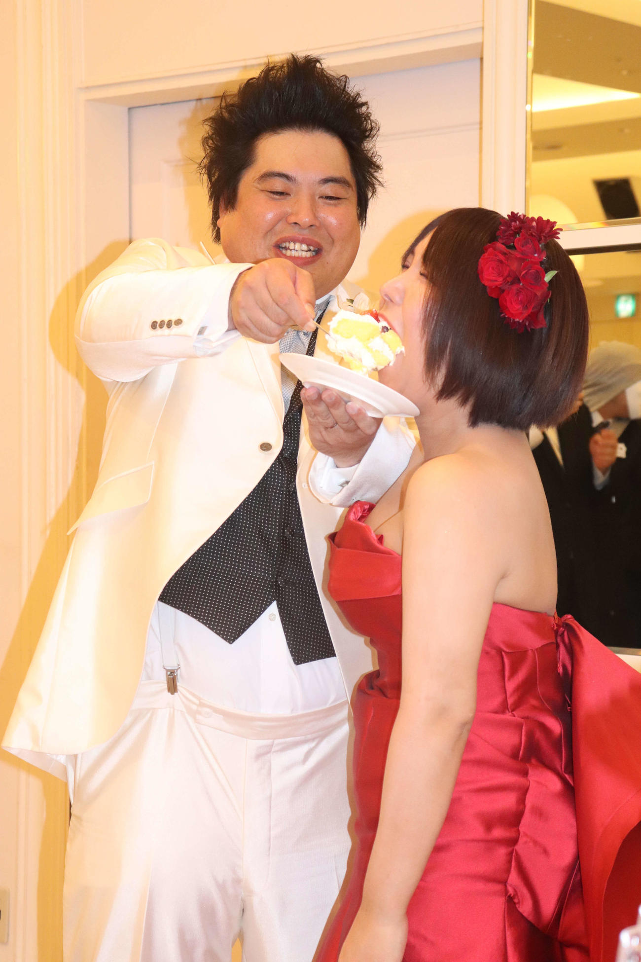 ファーストバイトを行うへずまりゅう（左）としーちゃん（撮影・加藤理沙）