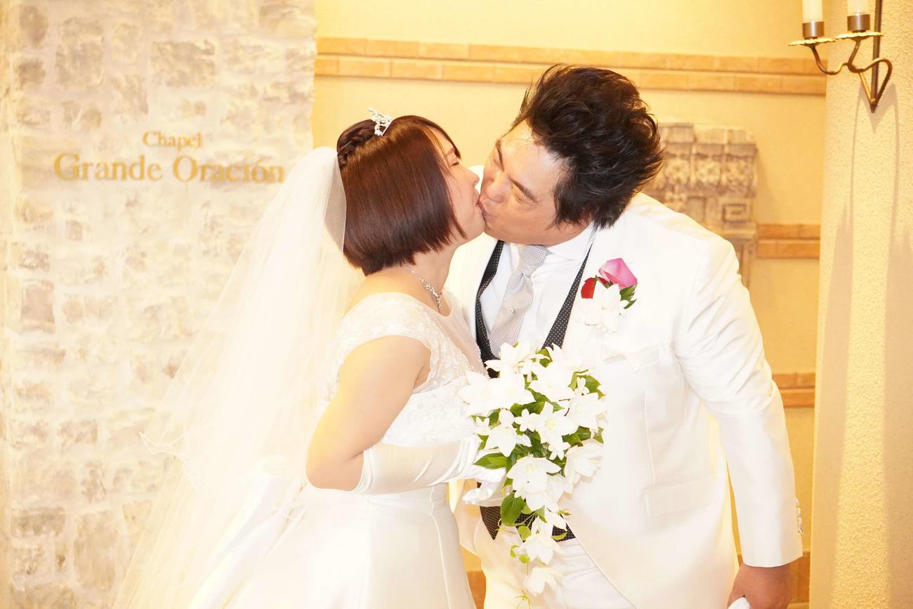 キスをするしーちゃん（左）とへずまりゅう（撮影・沢田直人）