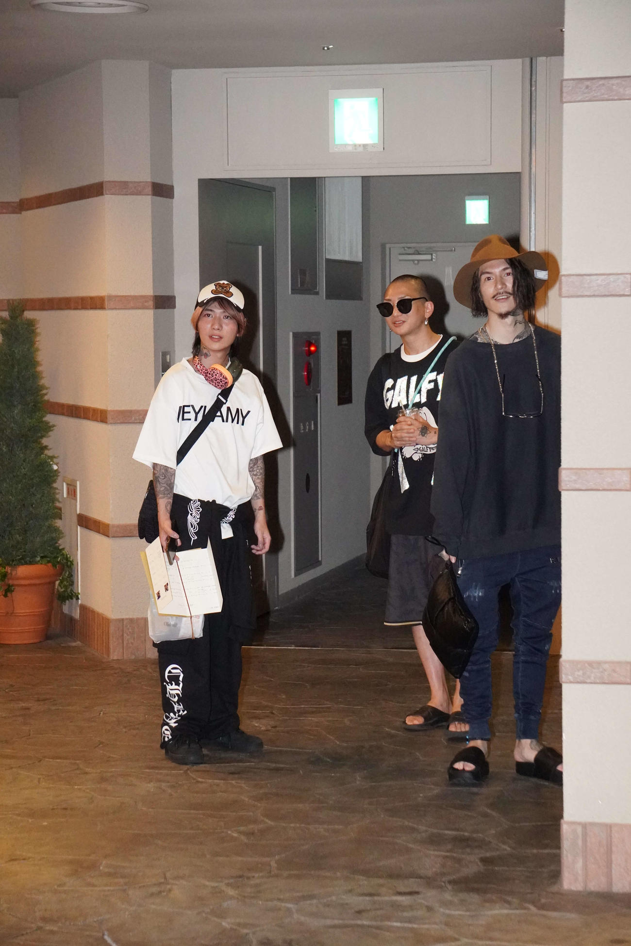 へずまりゅうの結婚式に足を運んだ右からDJふぉい、DJ社長、DJまる（撮影・沢田直人）