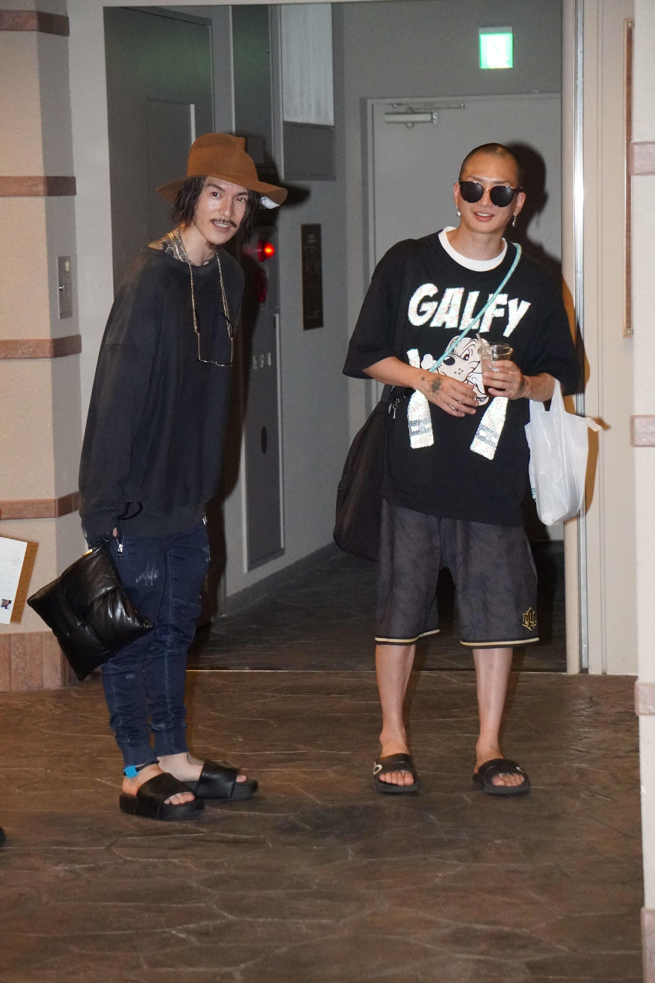 へずまりゅうの結婚式に足を運んだ右からDJ社長、DJふぉい（撮影・沢田直人）