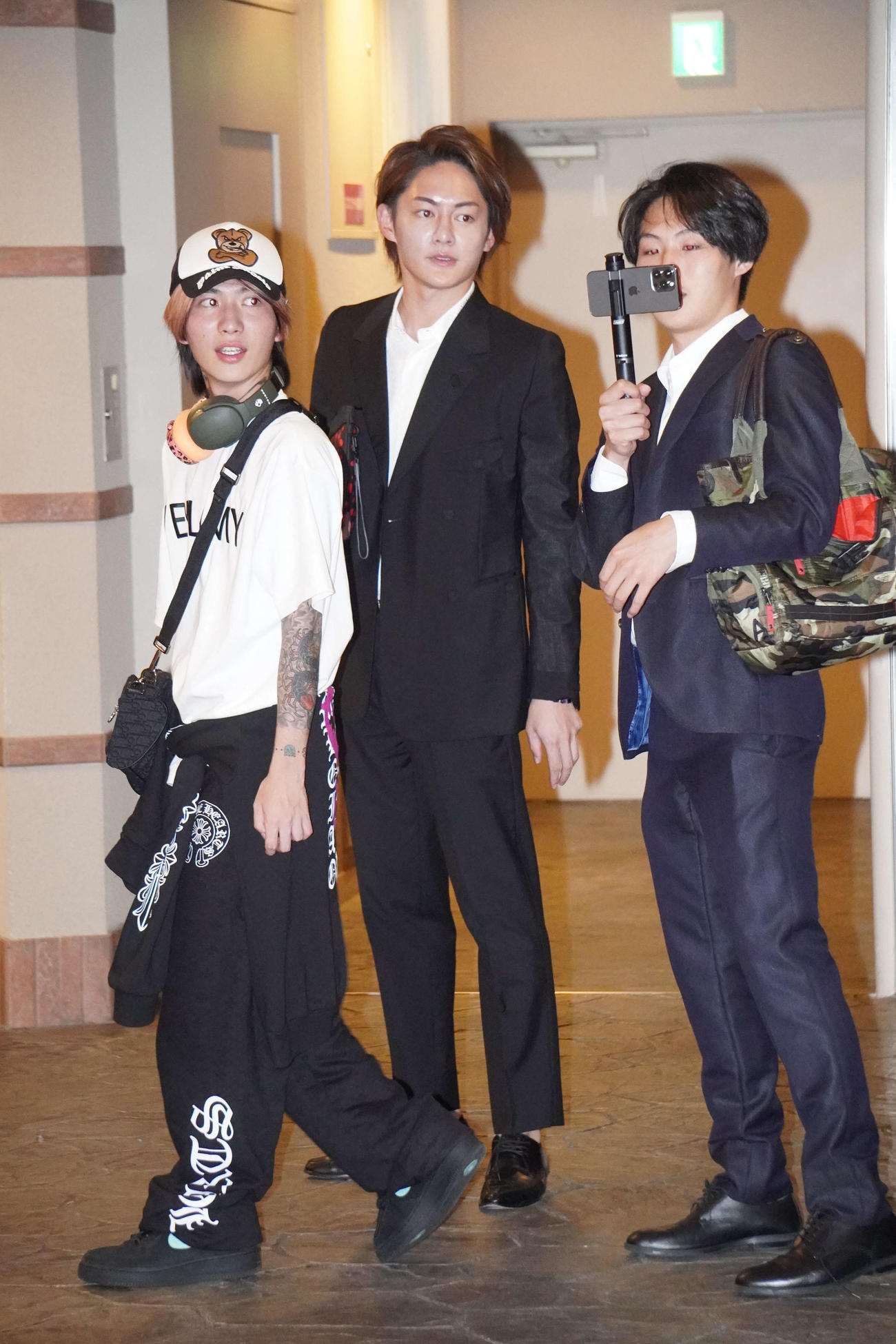 へずまりゅうの結婚式に訪れた「青汁王子」こと実業家の三崎優太氏（中央）とDJまる（左）（撮影・沢田直人）