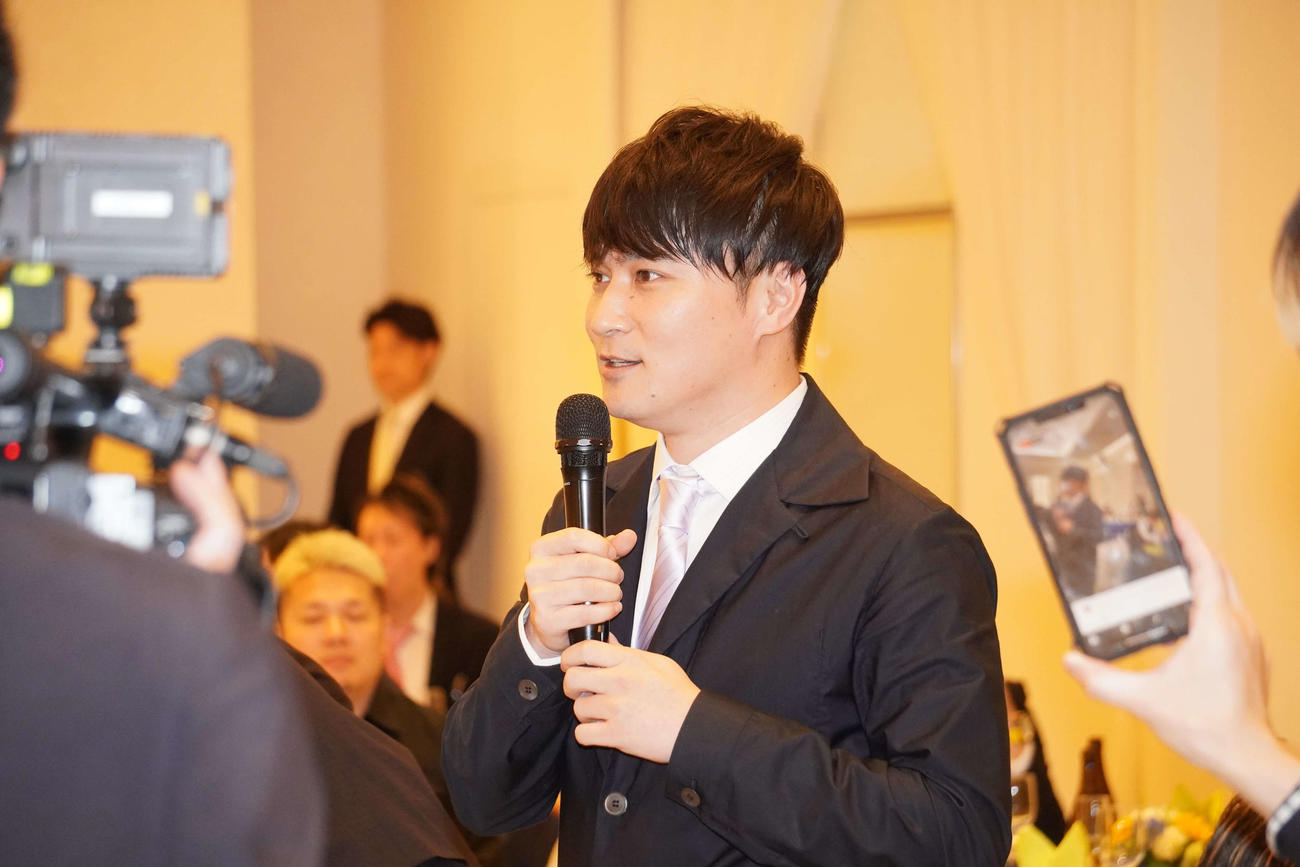 へずまりゅうの結婚式であいさつをしたゲーム実況者の加藤純一（撮影・沢田直人）