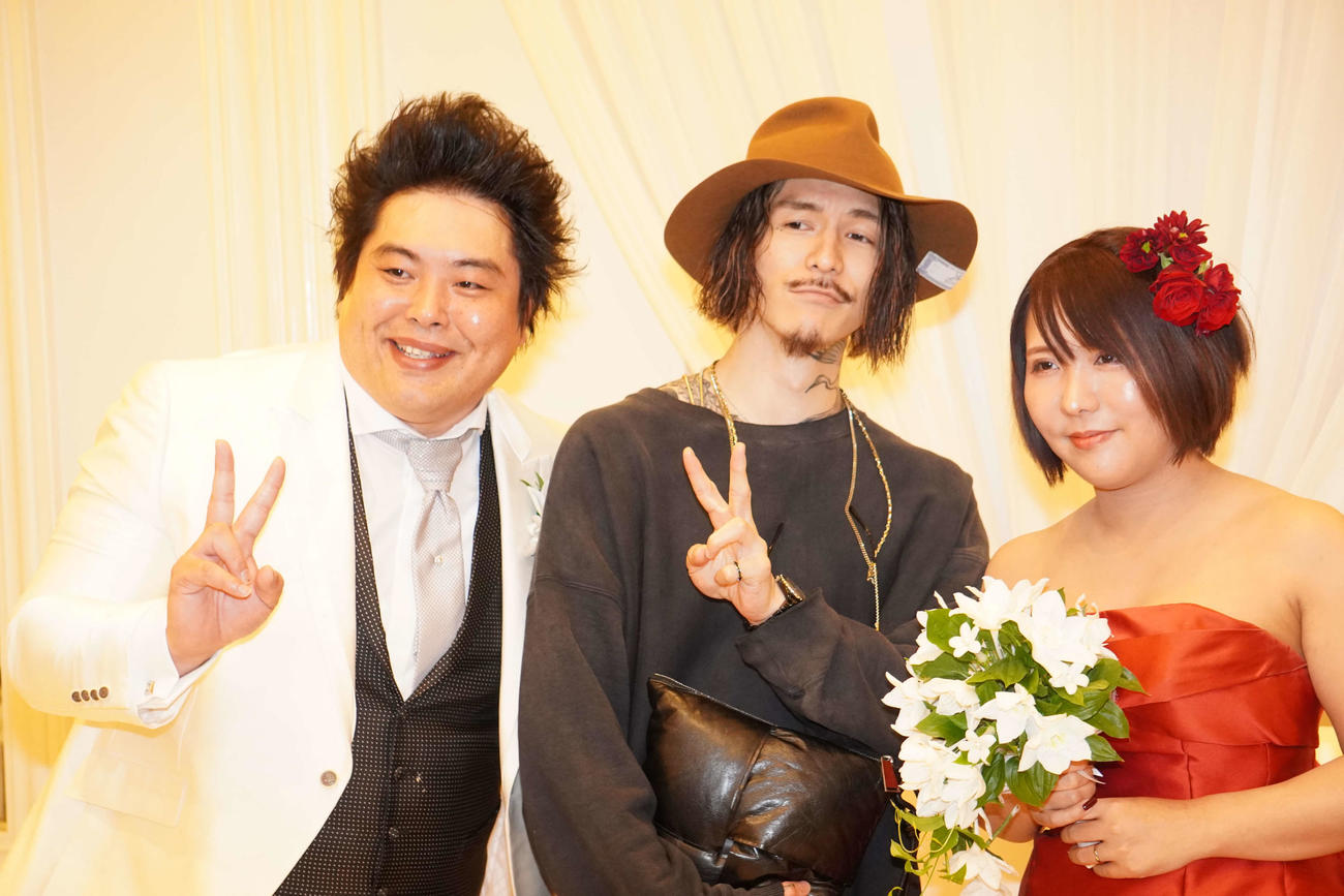 へずまりゅう（左）としーちゃん（右）の間で記念撮影をするDJふぉい（撮影・沢田直人）