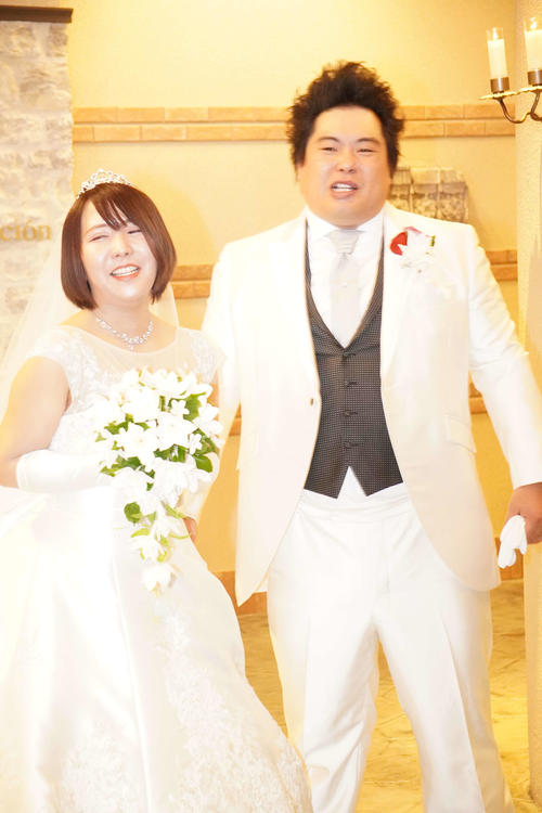 挙式を終えて笑顔のしーちゃんとへずまりゅう（撮影・沢田直人）