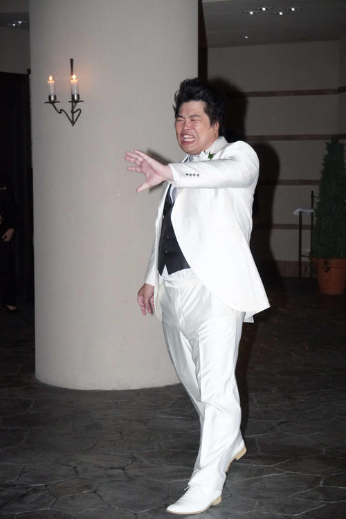 挙式を前に笑顔を見せるへずまりゅう（撮影・沢田直人）