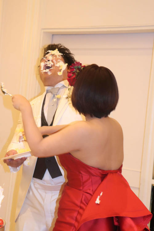 ファーストバイトでケーキを顔にクラッシュするしーちゃん（右）と驚くへずまりゅう（撮影・加藤理沙）