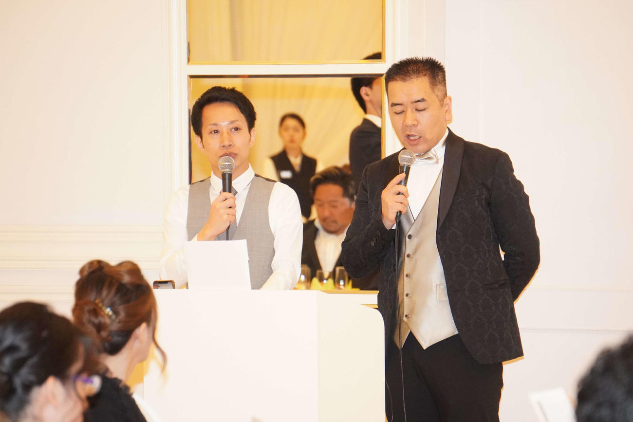 へずまりゅうの披露宴で司会を務めたブラボー！橋本と（左）とHEY！たくちゃん（撮影・沢田直人）