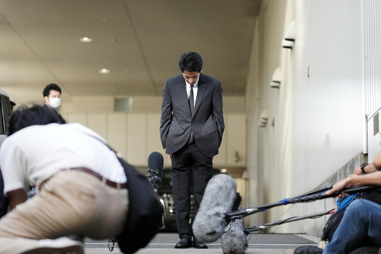保釈され頭を下げる永山絢斗被告（撮影・横山健太）