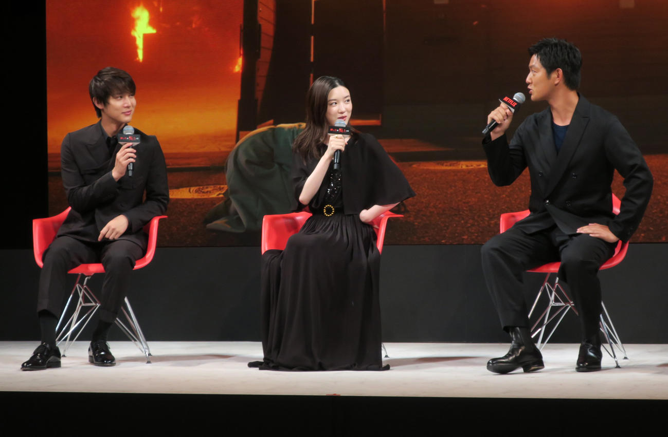 Netflixシリーズ「御手洗家、炎上する」配信直前イベントで。左から、中川大志、永野芽郁、工藤阿須加