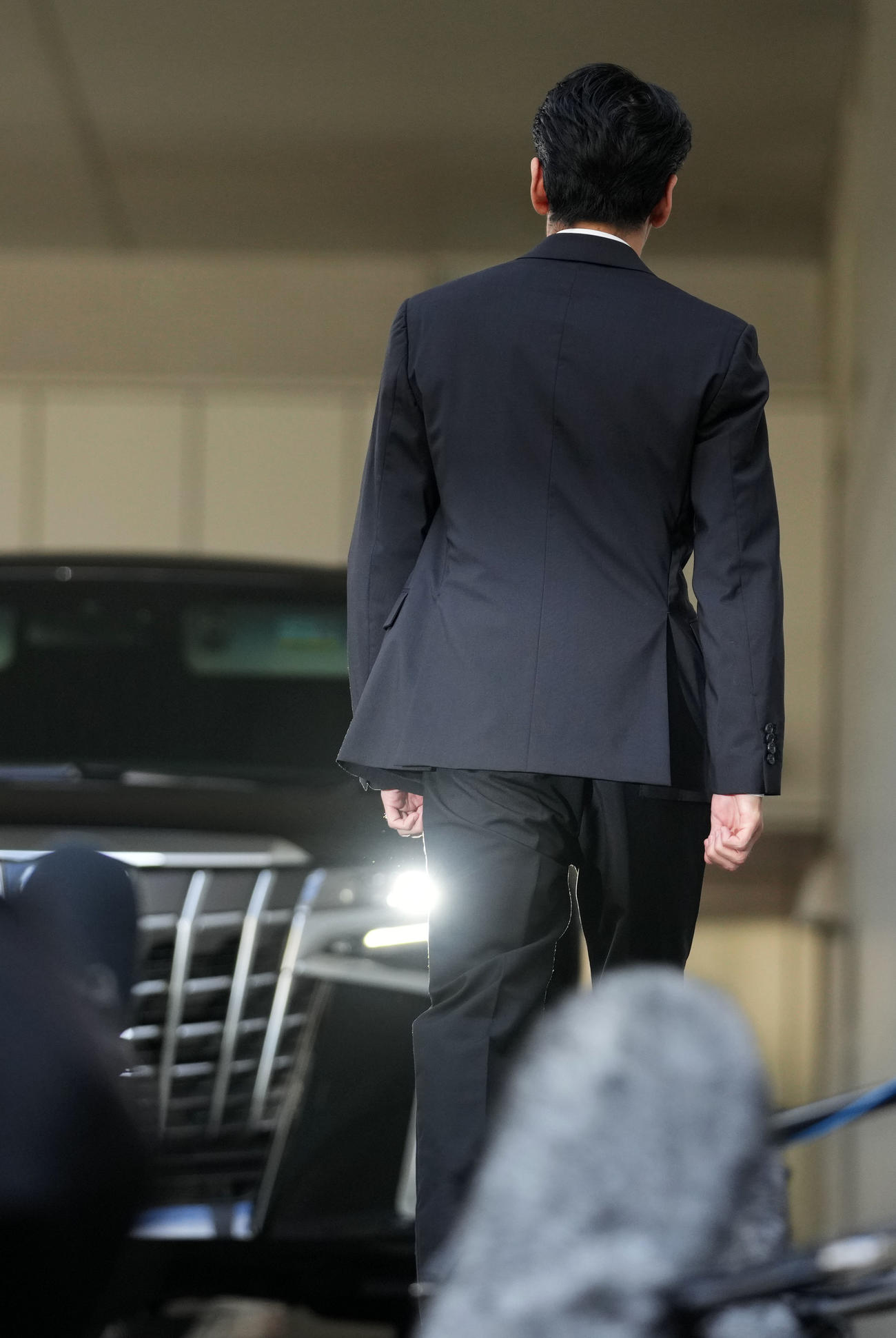 保釈され車へ向かう永山絢斗被告（撮影・横山健太）