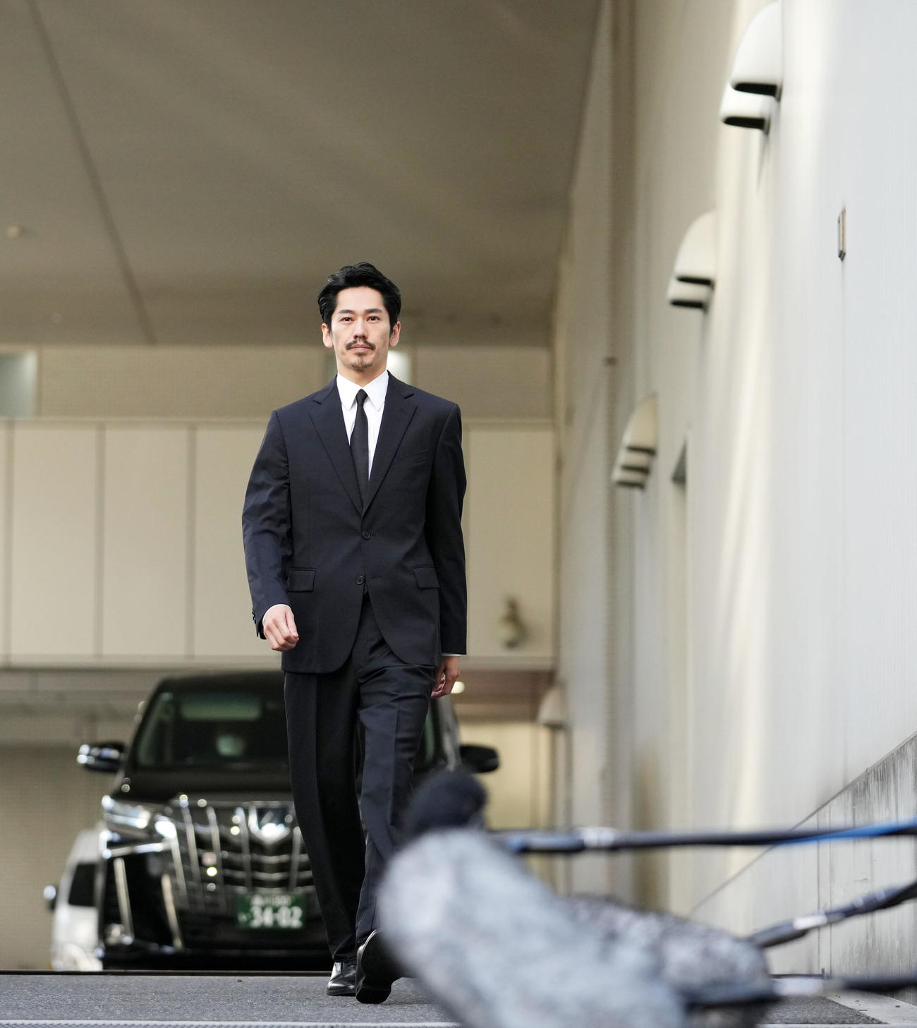 保釈され報道陣の元へ向かう永山絢斗被告（撮影・横山健太）