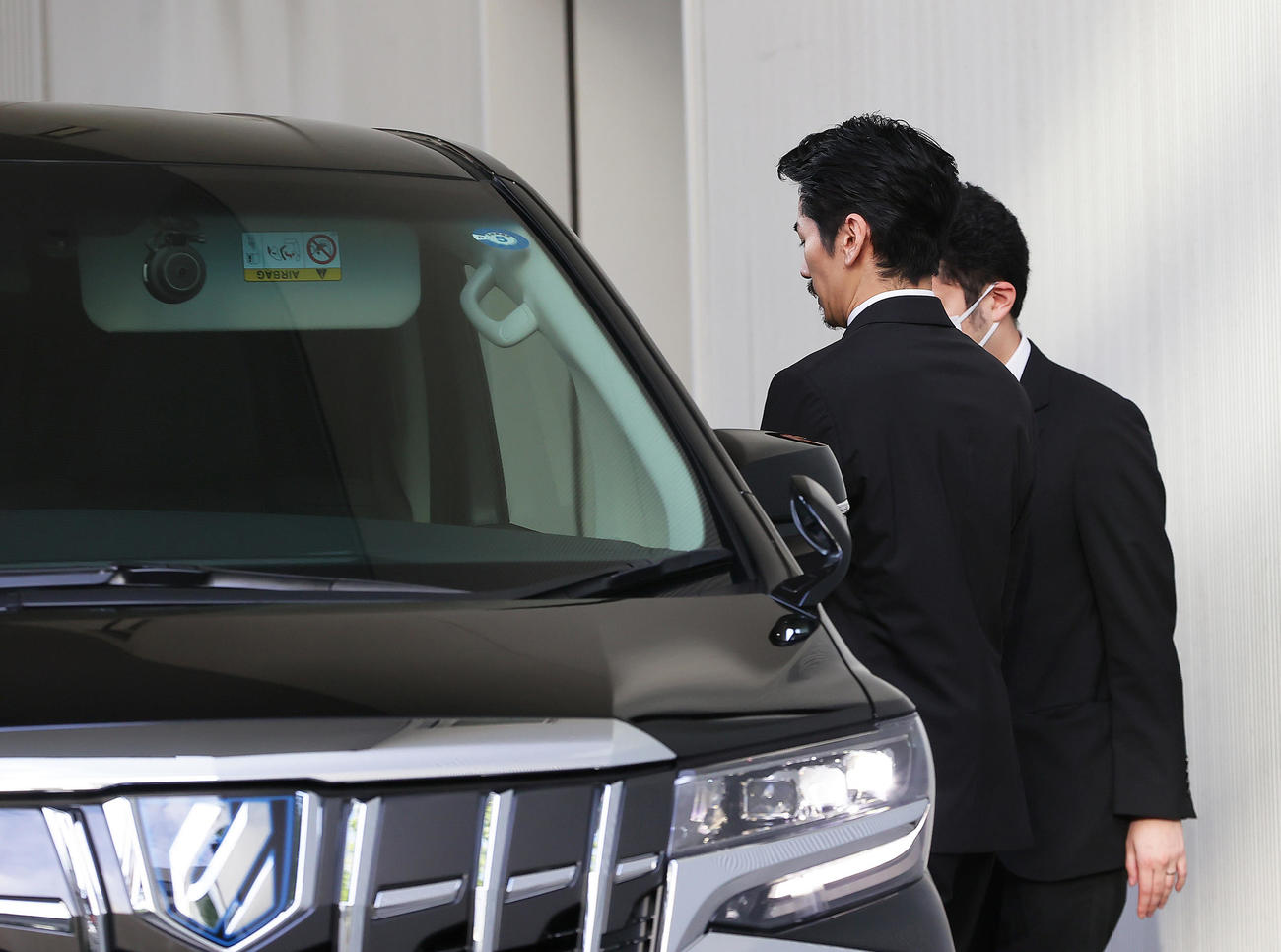 保釈され、用意された車に乗り込む永山絢斗被告（左）（撮影・足立雅史）