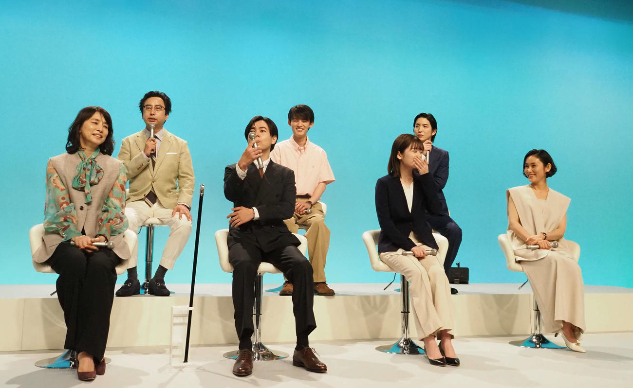 フジテレビ系ドラマ「転職の魔王様」制作発表に出席した、手前左から石田ゆり子、成田凌、小芝風花、山口紗弥加。後方左からおいでやす小田、藤原大祐、前田公輝（撮影・遠藤尚子）